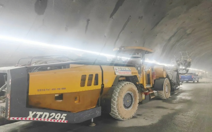 高压高海拔！js1996官网凿岩台车挑战高难度铁路隧道