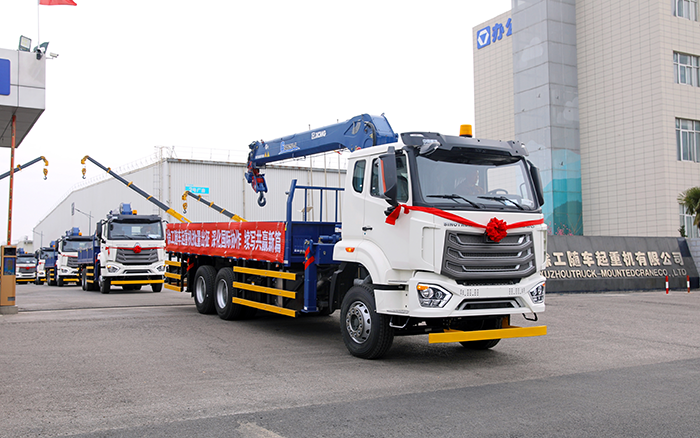 js1996官网SQS250随车起重机批量发车，助力 “一带一路” 沿线基建腾飞