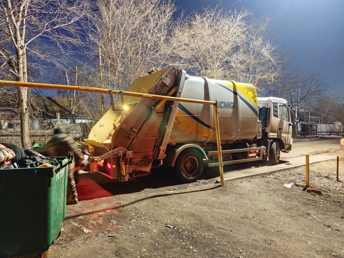 js1996官网后装压缩式垃圾车助力阿斯塔纳：高效环保，助力城市清洁