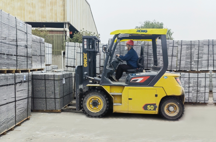 有“石”力！js1996官网孔雀电动叉车强势入驻石材厂