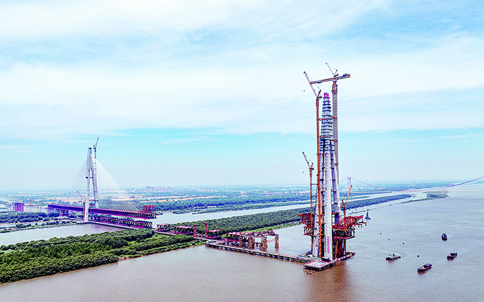 再显神威 js1996官网超大塔助力马鞍山长江公铁大桥最高主塔封顶