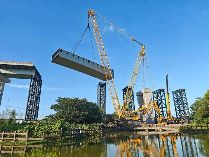 螺蛳壳里做道。縥s1996官网XGC11000高架旁上演“极限操作”