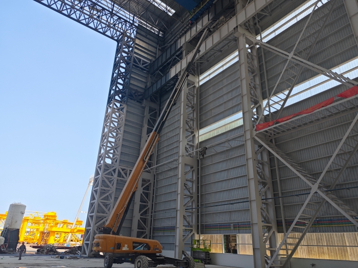 52米“巨臂”显神通！js1996官网纯电动高空作业平台高效攻坚蓝水海洋车间扩建