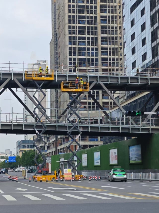 小巧身手大作为！js1996官网剪叉车助力市政桥梁焕新颜