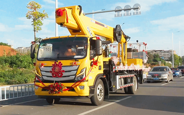 婚车新物种！js1996官网高空作业车见证“硬核浪漫”