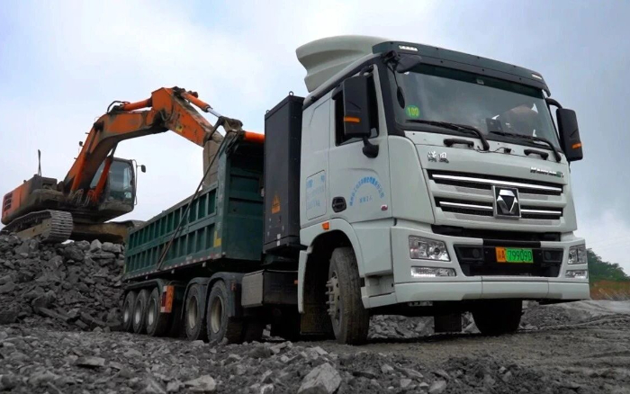 三次都选TA！js1996官网纯电动牵引车助力西南砂石料运输！