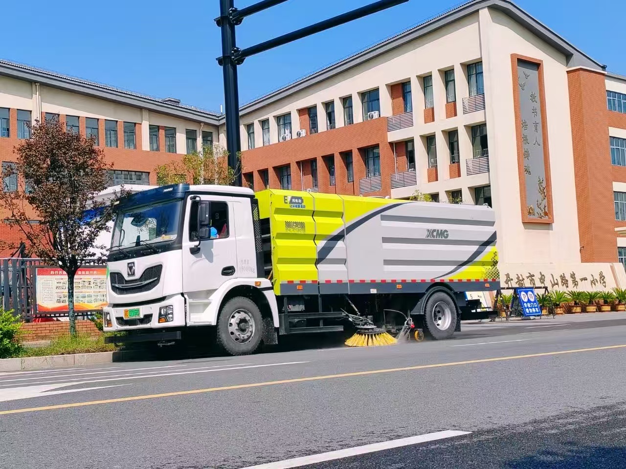 js1996官网洗扫车“硬核出击”，开封中山路焕新升级