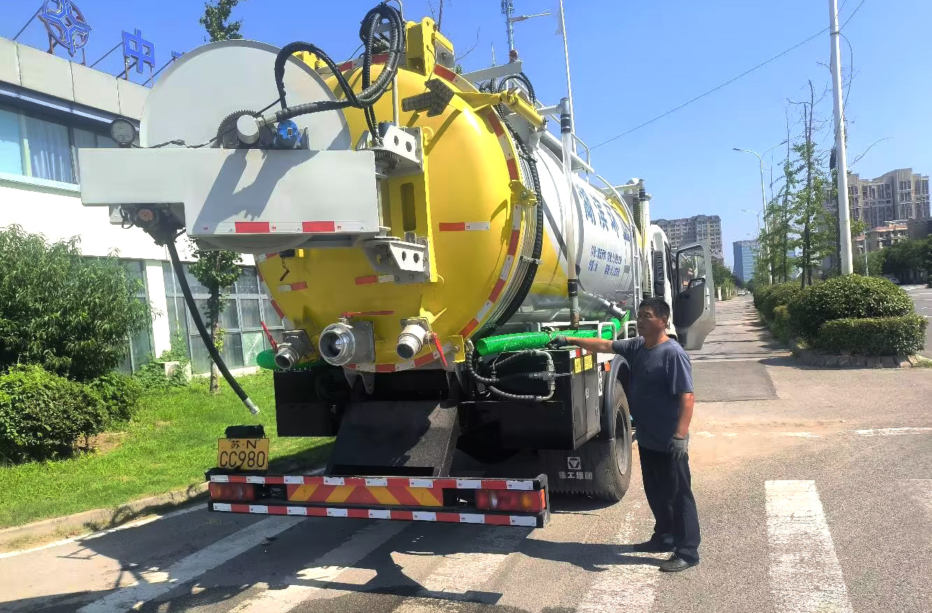 js1996官网吸污车保障江苏宿迁城市管网安全高效运行