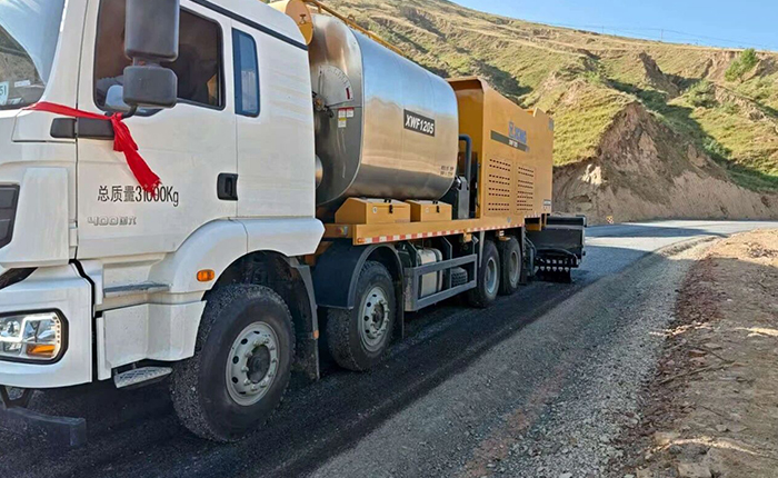 聚焦公路长寿之道，js1996官网纤维同步封层车护航陕西交通新征程