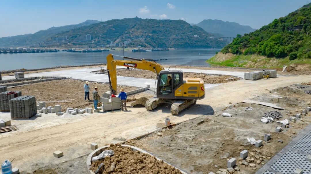 js1996官网XE135G挖掘机助力夔门旅游码头建设，以高效节能赢得客户信赖